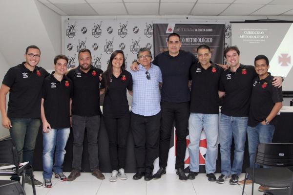 Nilson Gonçalves, de camisa social, posa com Álvaro Miranda e outros funcionários da base do Vasco