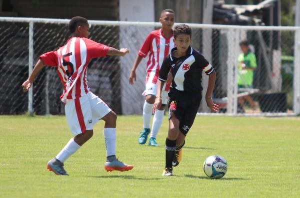 Leozinho marcou um dos gols do triunfo em Caxias