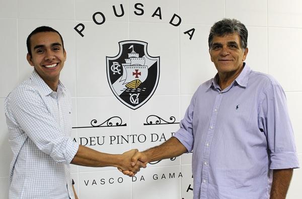 Nilson Gonçalves, à direita, trabalhah como supervisor da base do Vasco