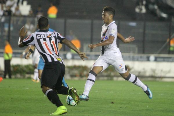 Evander puxa jogada de ataque contra o Atlético Mineiro