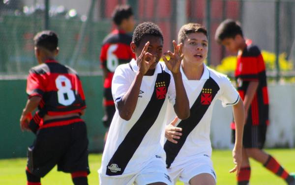 Gabriel Silva e Kaick estiveram em campo no triunfo do sub-12 na fase de classificação sobre o Flamengo
