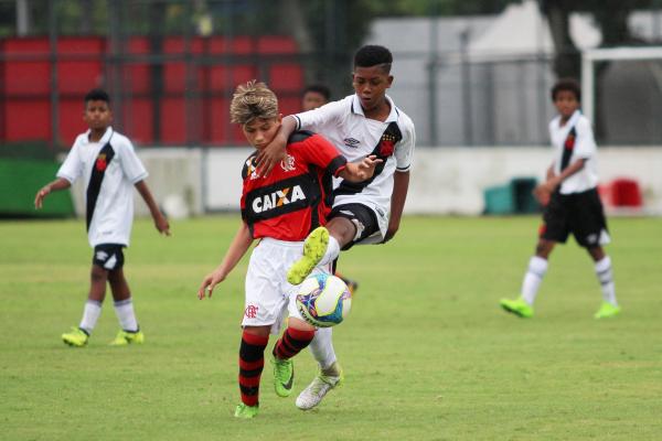 Rayan Vitor divide bola com jogador do Flamengo