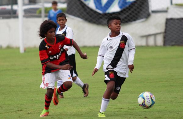 Matheus Ferreira foi marcado de perto pelos defensores do Flamengo