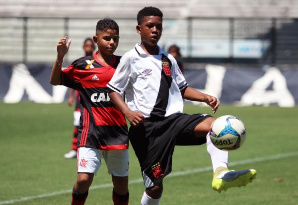Rayan protege a bola do marcador do Flamengo