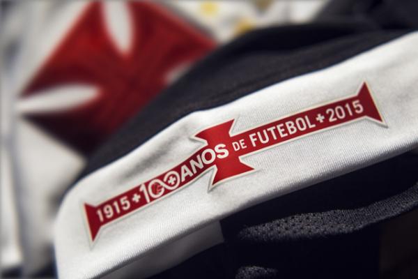 Alusão aos 100 anos do futebol do Vasco na camisa do time em 2015