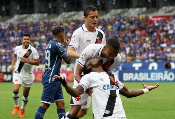 Paulão comemora seu primeiro gol com a camisa do Vasco