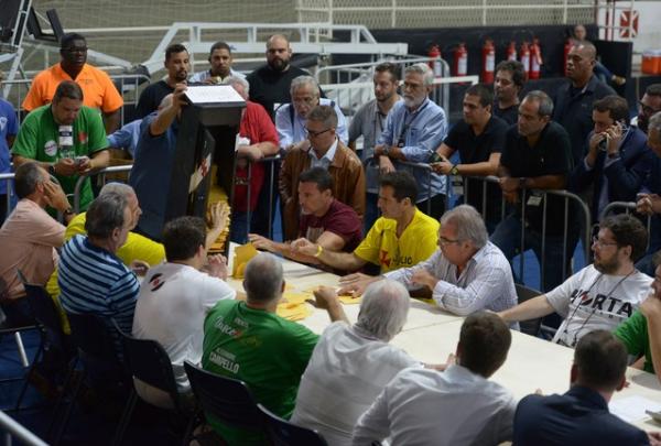 Fiscais durante apuração de votos na eleição do Vasco
