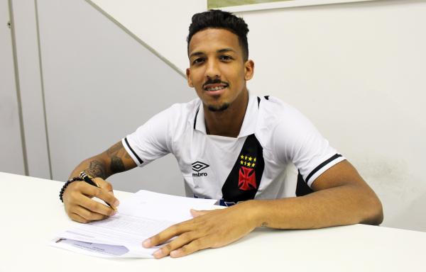 Caio Monteiro renovou contrato com o Vasco até 2021