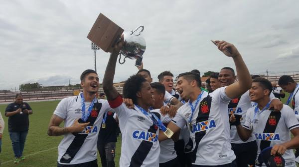 Alan Cardoso (com o troféu) e Andrey comemora título carioca sub-20; dupla vai reforçar juniores na Copinha, junto com Paulo Vitor