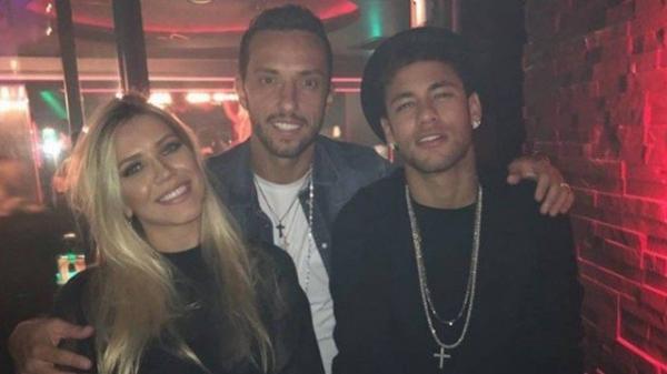 Neymar ao lado do casal Nenê e Jéssica Garducci