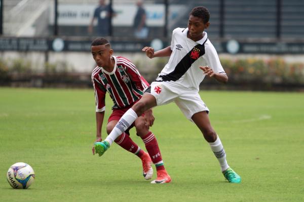 Gabriel Silva aperta saída de bola do Fluminense na etapa inicial