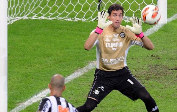 Martin Silva em ação pelo Olimpia: clube paraguaio pode cruzar caminho do Vasco na Libertadores
