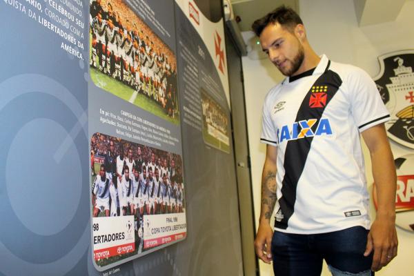 Leandro Desábato observa painel com conquista da Libertadores