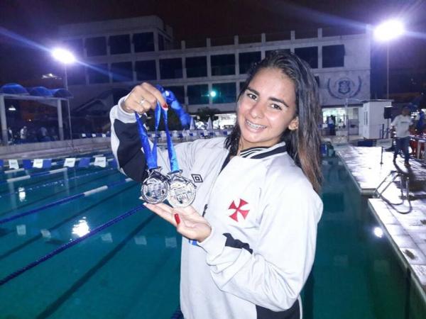 Camille Rodrigues competiu contra nadadores sem deficiência e obteve 2 medalhas de prata