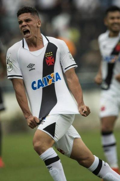 Paulinho celebra gol pelo Vasco este ano
