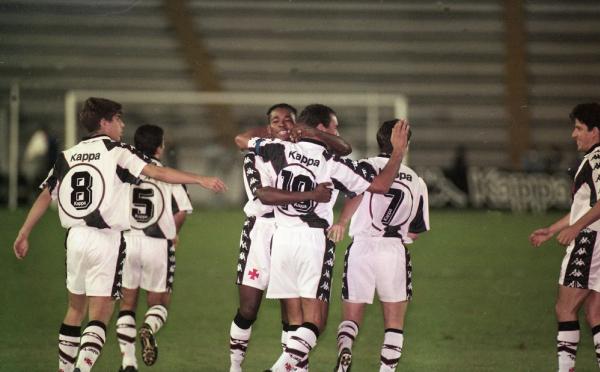 Edmundo comemora com os companheiros: cena corriqueira no Brasileiro de 1997