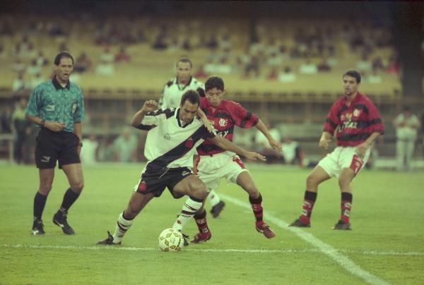 Edmundo domina a bola em clássico com o Flamengo
