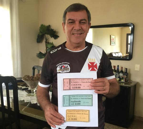 Empresário José Renato Ferrari exibe ingressos do jogo entre Nova Venécia e Vasco