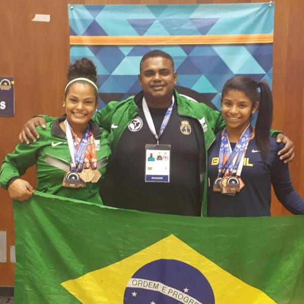 Thainara Figueiredo, o técnico Carlos Aveiro e Laura Nascimento
