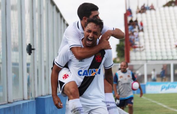 Hugo Borges comemora gol com o companheiro Dudu