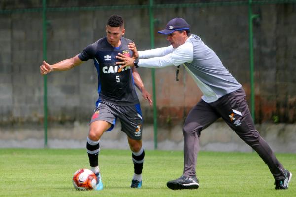 Paulinho recebe atenção de Zé Ricardo durante treino em Vargem Grande
