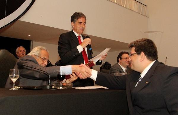 Luis Manuel Fernandes (com o microfone) vai convocar reunião do Conselho Deliberativo