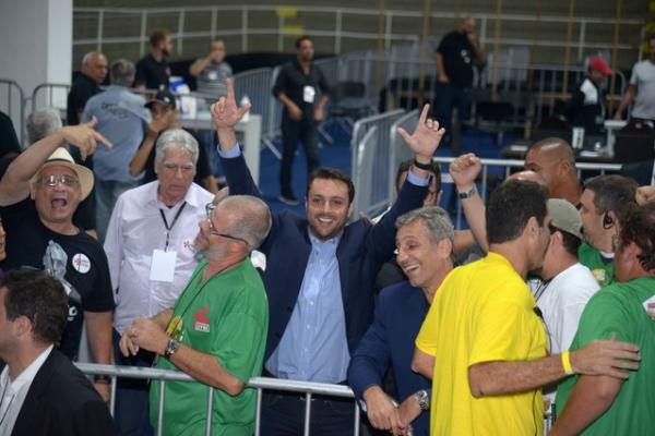 Roberto Monteiro (de camisa verde) ao lado de Brant e Campello durante eleição do Vasco