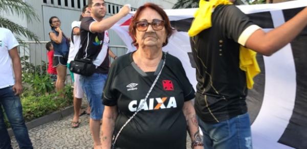 Alice Pereira da Costa, torcedora-símbolo do Vasco nas eleições do clube