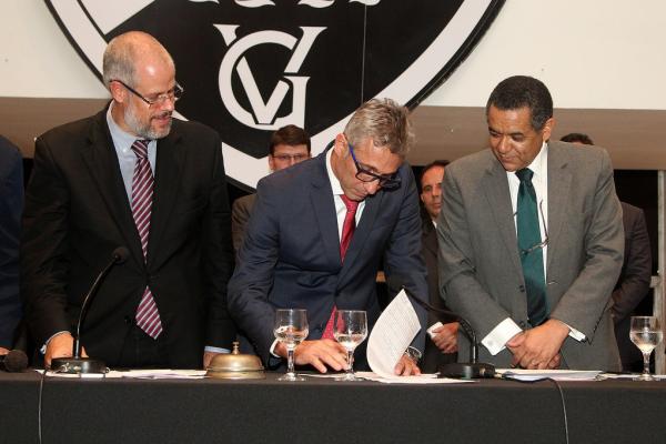 Presidente Alexandre Campello assina o termo de posse sob olhares de Roberto Monteiro e Elói Ferreira