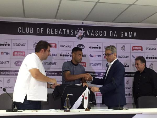 Zagueiro Werley recebe das mãos do presidente a camisa do Vasco