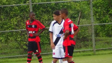 Vinicius Júnior e Paulinho se enfrentando em 2013