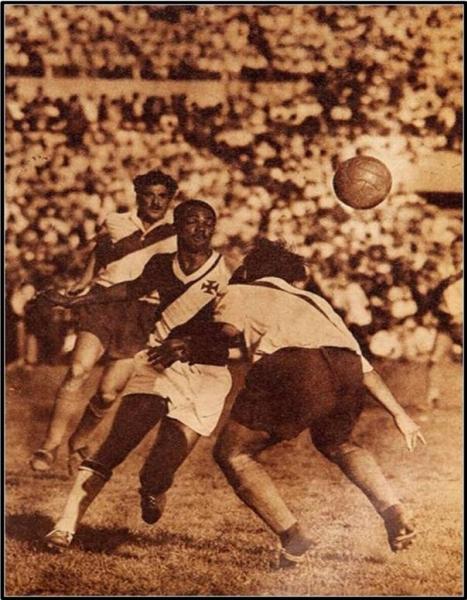 Ismael disputa a bola no memorável jogo contra o River Plate, disputado no Estádio Nacional do Chile, em Santiago, em 14 de março de 1948