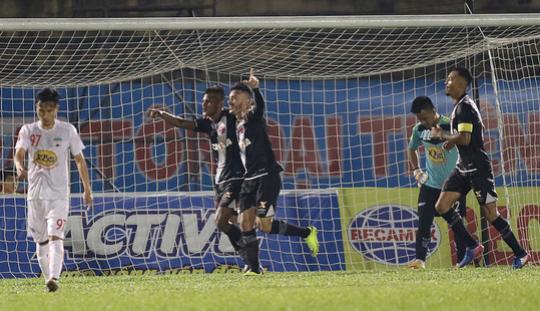 Daniel Pessoa e Nathan comemoram o 2º gol do Vasco