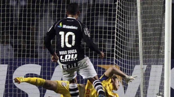 Diego Souza perde duelo com Cássio na segunda partida das quartas de final contra o Corinthians