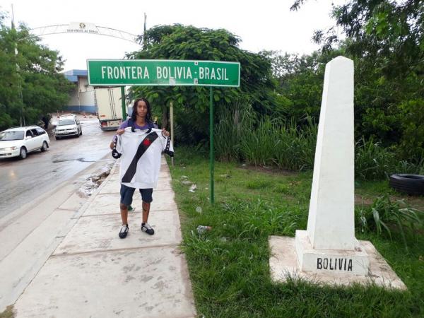 Andrey com a camisa do Vasco na fronteira entre Brasil e Bolívia