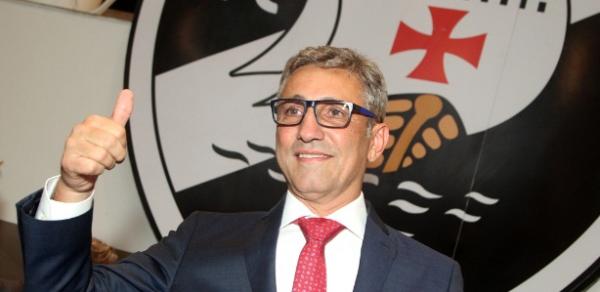 Alexandre Campello em sua posse como novo presidente; ele se absteve na eleição