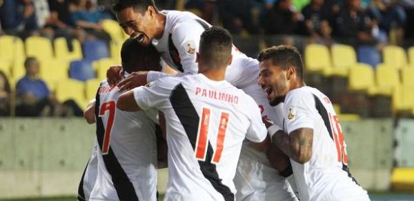 Jogadores do Vasco comemoram gol contra a Universidad de Concepción