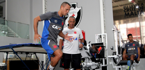 Luis Fabiano em sessão de treinos no Vasco em outubro