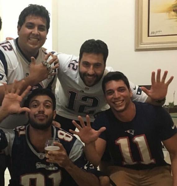 Barandas exibe réplica dos anéis do Super Bowl acompanhado de outros jogadores vascaínos torcedores do Patriots