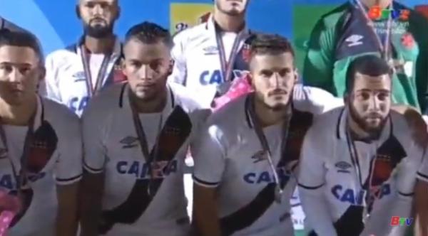 Jogadores do Vasco com as medalhas