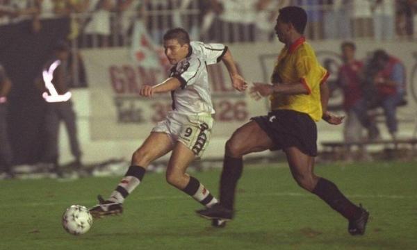 Luizão chuta a gol na final da Libertadores de 1998, entre Vasco e Barcelona-EQU, em São Januário