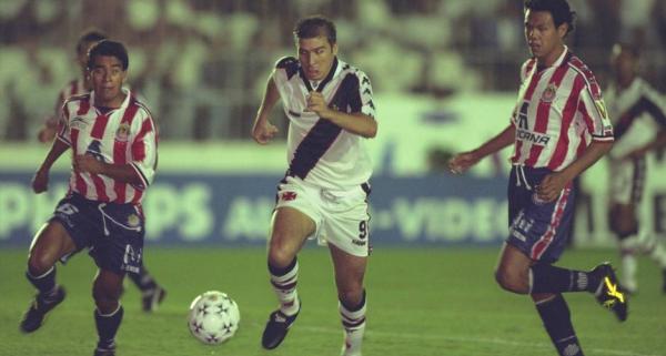 Maior artilheiro do Vasco em São Januário pela Conmebol Libertadores, Luizão supera a marcação de atletas do Chivas (MEX) na edição de 1998