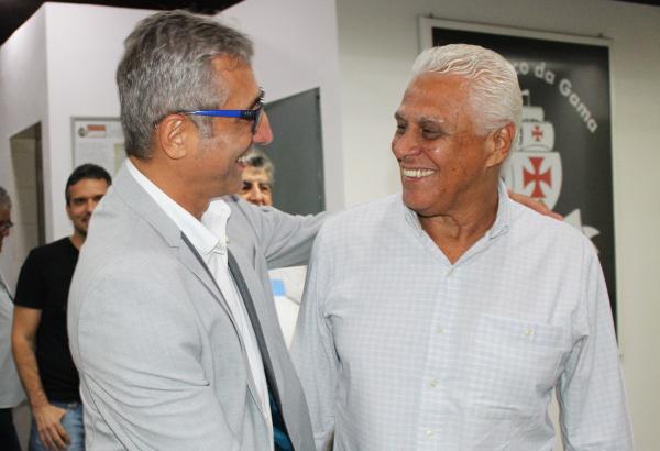 Presidente Alexandre Campello recebe o ídolo Roberto Dinamite