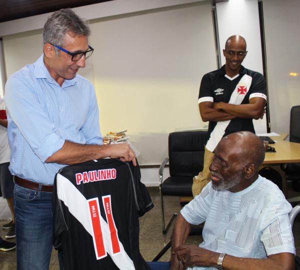 Nelson Sargento recebe camisa do Vasco personalizada com nome e número de Paulinho