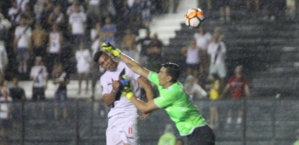 Sob chuva, Paulinho recebe soco na cabeça em seu gol diante dos bolivianos
