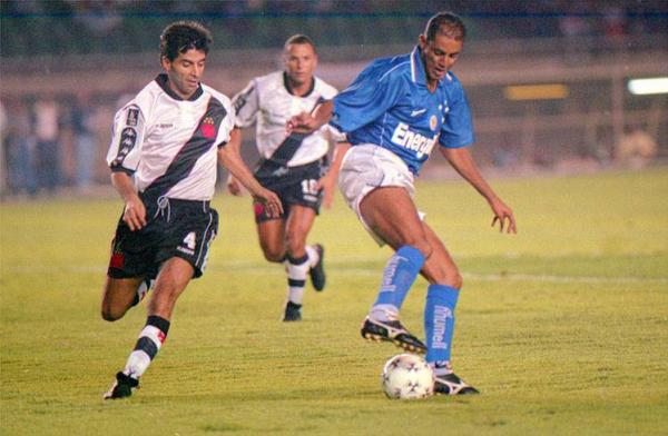 Disputa de bola entre Bentinho, do Cruzeiro, e Mauro Galvão, do Vasco, na Libertadores de 1998