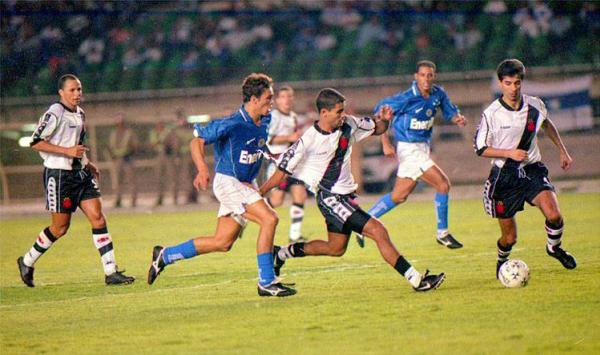 Alex Alves disputa bola com Felipe no duelo entre Cruzeiro e Vasco pelas oitavas de final de 1998