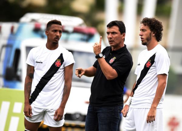 Zé Ricardo dá instruções a Rafael Galhardo e Caio Monteiro em Vasco x Nova Iguaçu