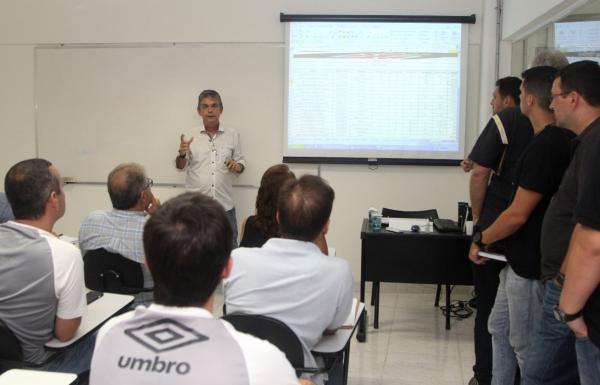 Gerente do futebol de base, Carlos Brazil, apresentou o modelo de trabalho