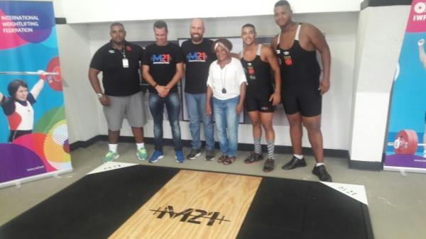 O treinador Carlos, a equipe M21, Solange e os atletas com a plataforma para treino
